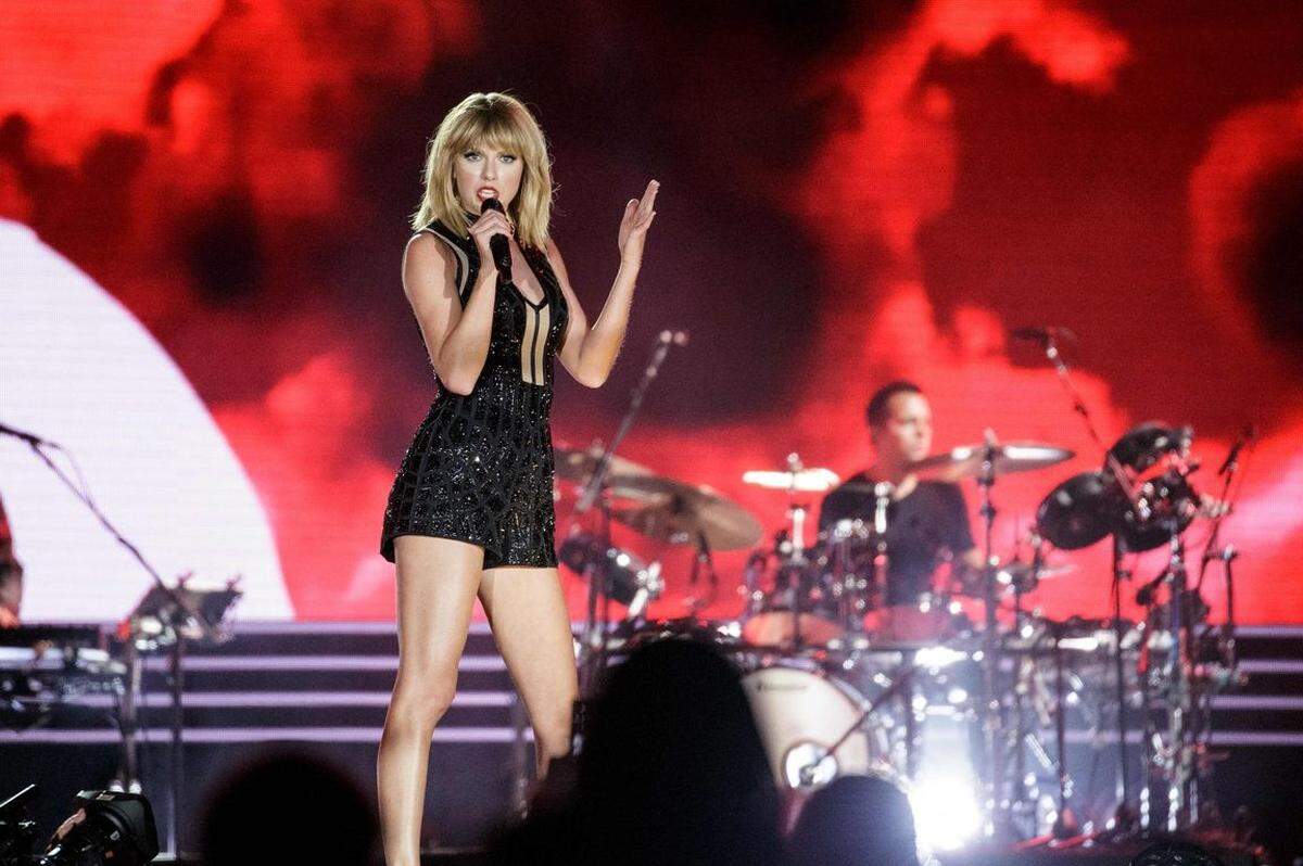 Die Wirtschaftskraft des Rennens in Austin auf die Region wird auf 600 Millionen Dollar beziffert. Auftritte von Stars wie Taylor Swift oder Usher fördern dabei den Umsatz - und wirken zudem auf ein neues, junges Formel-1-Publikum. Ein Familienvater schwärmte neben seinen Töchtern: "Es hat drei Sekunden gedauert, bis sie auch mitwollten."