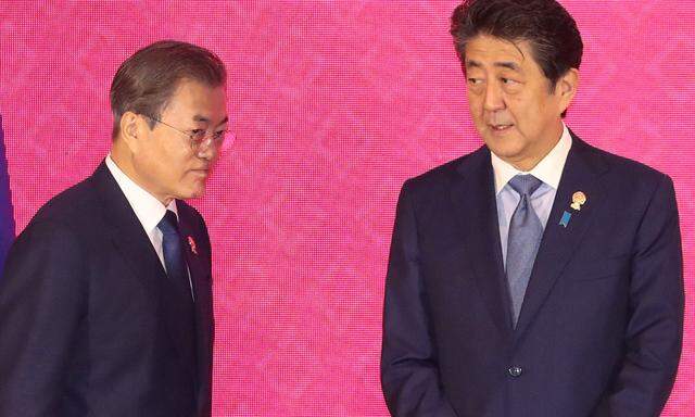 Elf Minuten für Krisenlösung: Südkoreas Präsident Moon, Japans Premier Abe. 