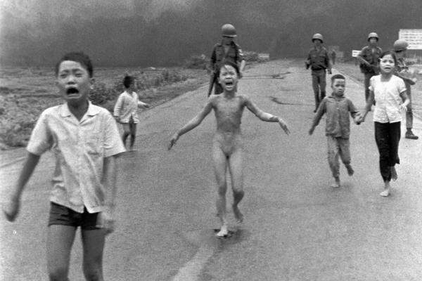 Die Demonstrationen werden durch das „Massaker von My Lai" noch verstärkt, welches den völligen moralischen Niedergang der USA symbolisiert: US-Soldaten überfallen auf der Suche nach nordvietnamesischen Kämpfern am 16. März 1968 den kleinen Ort und ermorden 507 Menschen – fast ausschließlich Frauen, Kinder und Greise. (Am Bild: Auf der Flucht vor einem Napalm-Angriff - eine aggressive Brandwaffe, die aus Flugzeugen abgeworfen wurde)