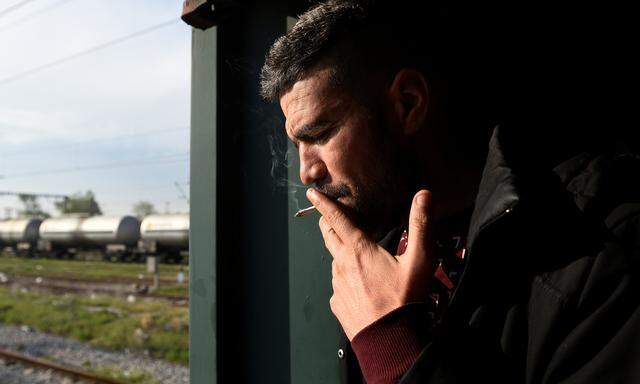 Ein algerischer Migrant, untergebracht in einem Bahnwaggon in Thessaloniki. 160.000 Personen wie er sind EU-weit umzusiedeln. 