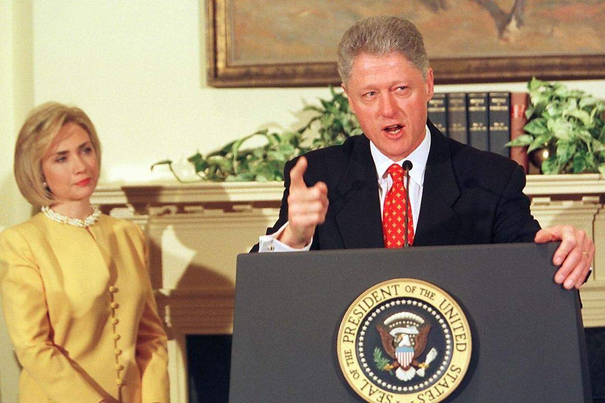 Die Enthüllung der geschlechtlichen Beziehung Bills mit seiner damals 22-jährigen Praktikantin Monica Lewinsky erschüttert das Land – und die Ehe der Clintons. Denn Bill schwört zunächst, dass nichts an den Gerüchten sei, er habe schon im November 1995 etwas mit Lewinsky angefangen. Der Kongress setzt einen Sonderermittler ein, das Abgeordnetenhaus stimmt dafür, den Präsidenten seines Amtes zu entheben wegen Meineides und Behinderung der Justiz. Doch im Senat findet sich keine Mehrheit dafür. Hillary steht ihrem Mann in all dieser Zeit demonstrativ zur Seite. Und es wird nach und nach klar, wer ab sofort in der Beziehung die Hosen anhat: auf „acht Jahre Bill“ sollten „acht Jahre Hill“ an der Spitze der Nation folgen.