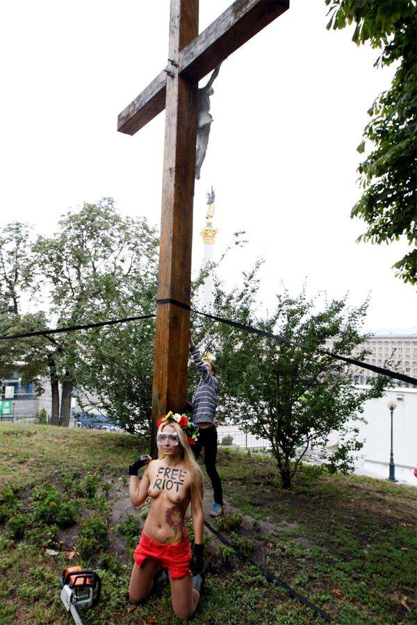 In der ukrainischen Hauptstadt Kiew fällte eine Aktivistin der feministischen Gruppe Femen ein großes Holzkreuz mit einer Motorsäge.