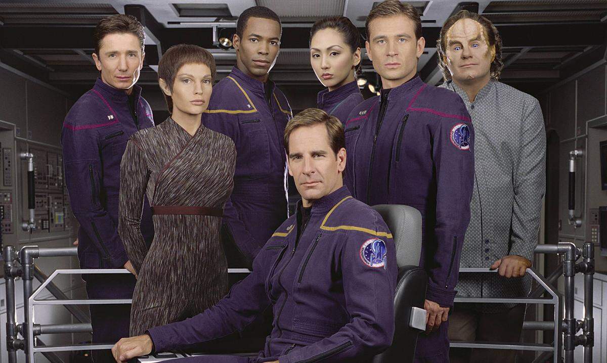 Relativ kurzlebig war die Prequel-Serie „Star Trek: Enterprise“, die von 2001 bis 2005 lief und zeitlich noch vor „Raumschiff Enterprise“ angesiedelt ist. Zuerst war die Serie so konstruiert, dass die Crew jede Folge ein neues Abenteuer erlebt – ähnlich wie bei den Vorgängern. Die dritte und vierte Staffel jedoch hatten einen Erzählbogen, der sich über alle Folgen erstreckte. Mit dem Ende waren die Fans sehr unzufrieden. Zu den Hauptfiguren gehören Captain Jonathan Archer (Scott Bakula), Dr. Phlox (John Billingsley) und Subcommander T’Pol (Jolene Blalock).