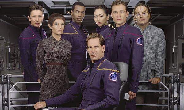 Relativ kurzlebig war die Prequel-Serie „Star Trek: Enterprise“, die von 2001 bis 2005 lief und zeitlich noch vor „Raumschiff Enterprise“ angesiedelt ist. Zuerst war die Serie so konstruiert, dass die Crew jede Folge ein neues Abenteuer erlebt – ähnlich wie bei den Vorgängern. Die dritte und vierte Staffel jedoch hatten einen Erzählbogen, der sich über alle Folgen erstreckte. Mit dem Ende waren die Fans sehr unzufrieden. Zu den Hauptfiguren gehören Captain Jonathan Archer (Scott Bakula), Dr. Phlox (John Billingsley) und Subcommander T’Pol (Jolene Blalock).