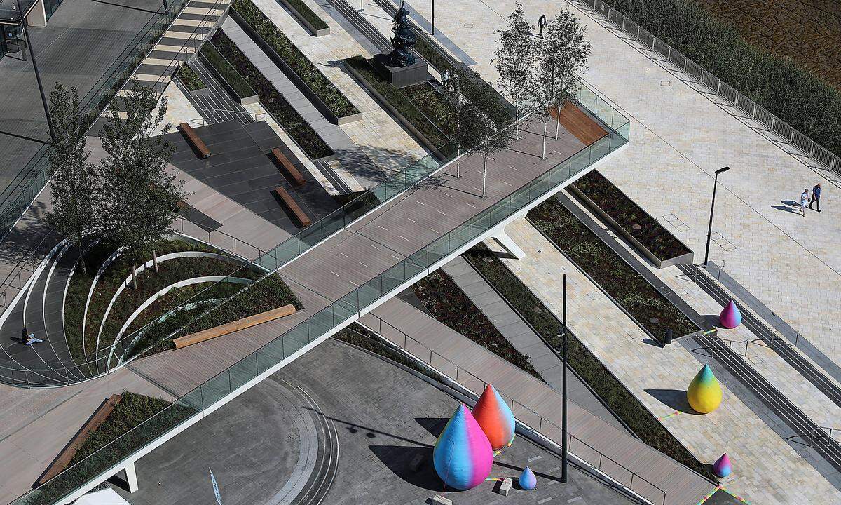 Die bunten ein bis sieben Meter hohen aufgeblasenen Wassertropfen erstrecken sich über die Länge der ersten Phase des fünf Kilometer langen linearen Kulturparks, der von Diller Scofido + Renfro entworfen wurde, die Mitgestalter der New York High Line.