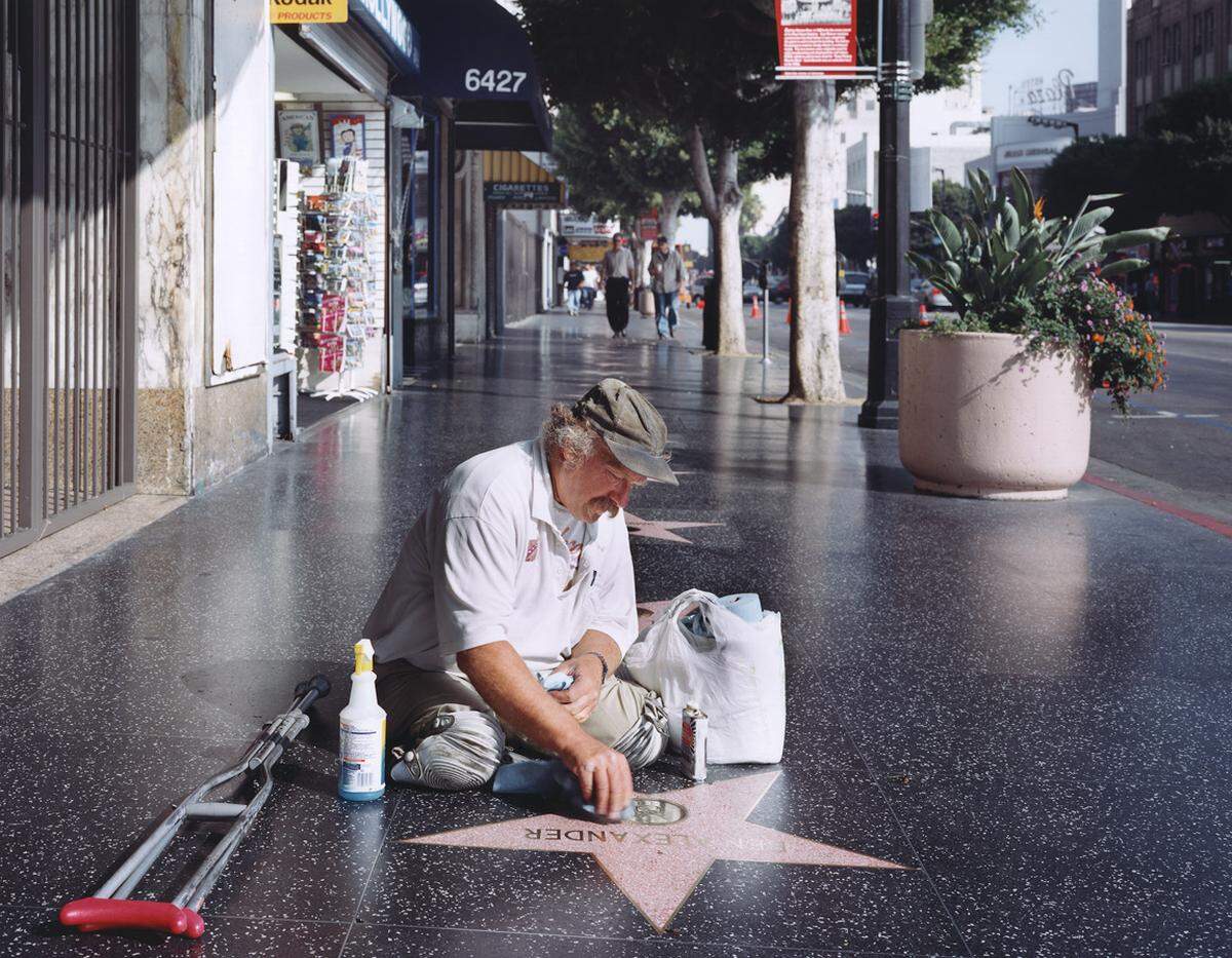Ein Mann ohne Beine putzt einen Stern auf dem Walk of Fame in Hollywood. (Juliana Sohn, 2005)