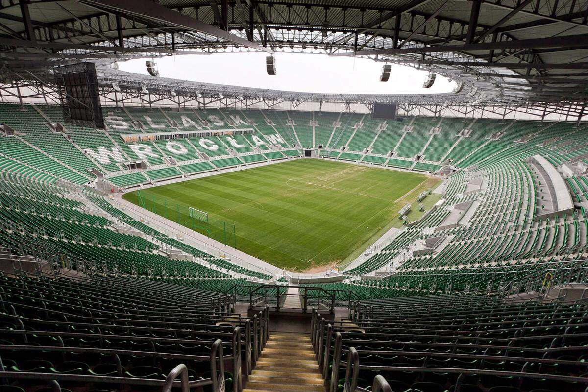 Eröffnung: 10. September 2011  Kosten (Neubau): 200 Millionen Euro  Fassungsvermögen: 42.771 Zuschauer  EM-Spiele: 3 Vorrundenspiele