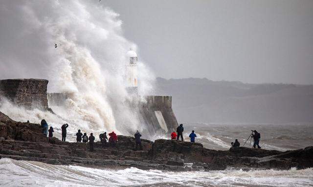 Sturm Isha durchquert Teile Großbritanniens und Irlands, während die Zuschauer den wilden Wellen trotzen.