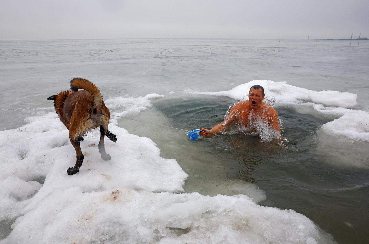 19. Jänner. Ein Mann im ukrainischen Mariupol springt zum orthodoxen Fest der Eiphanie ins eiskalte Asowsche Meer. Sein Hund hat das Eisbad schon hinter sich.