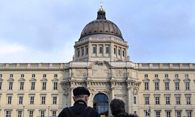 Berlins Mitte hat ihr Schloss zurück (genauer dessen Fassade). Diese Woche wurde das  Humboldt Forum eröffnet. 