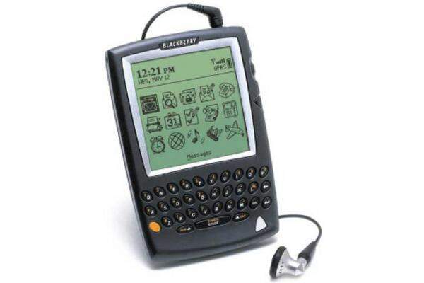 2002 brachten die Kanadier das BlackBerry 5810 auf den Markt. Ein Gerät, mit dem telefoniert werden konnte, aber nur, wenn ein Headset eingesteckt war. Zum Marktstart kostete es 500 Dollar und brachte 139 Gramm auf die Waage. Nach knapp vier Stunden Sprechdauer war Schluss und das Gerät musste an den Strom.
