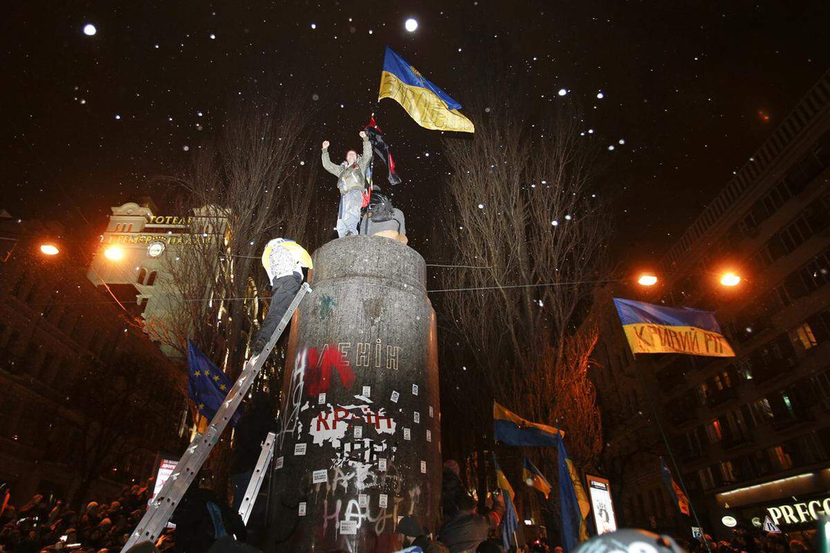 Aus Protest gegen den prorussischen Kurs der Regierung haben Demonstranten im Dezember die Lenin-Statue gestürzt. Unter dem Ruf "Hängt den Kommunisten!" zerrten die Demonstranten an den Seilen, bis die Gründerfigur der Sowjetunion wie in Zeitlupe rücklings vom Podest auf den Boden stürzte.