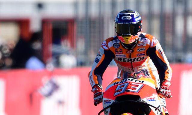 Marc Márquez: Der Champion fährt auf dem Hinterrad über die Ziellinie.