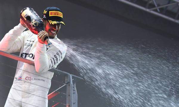 Nach dem Rennen kommt der Champagner. Hier zeigt Lewis Hamilton sein Geschick