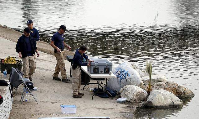 Das FBI untersuchte den See auf Beweise ab.
