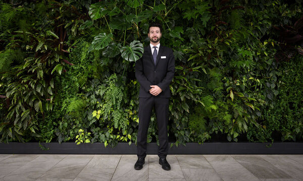 Florian Schmaldienst ist Concierge im Haus „The Ambassy“ und kümmert sich um Sicherheit, Wäsche, Kinder – und Dinge, die unter Diskretion fallen.