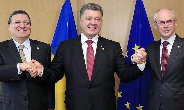 Der ukrainische Präsident Petro Poroschenko im Kreis seiner Unterstützter aus der EU