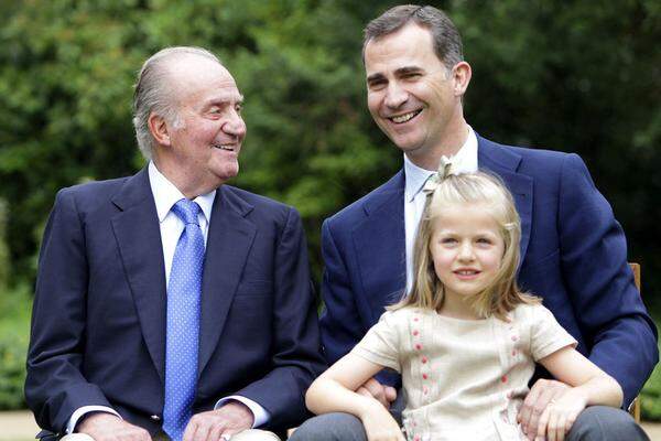 Sein Sohn Felipe VI trat am 19. Juni 2014 die Thronfolge an. Nach Überzeugung der Regierung war dies eine gute Lösung: "Er ist eine solide Garantie dafür, dass er bei der Ausübung seines Amts als Staatschef die Erwartungen erfüllen wird", sagte Ministerpräsident Rajoy damals.  Im Bild: Juan Carlos, Prinz Felipe und Prinzessin Leonor