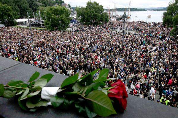 Am Freitag, 22. Juli, rissen eine Bombenexplosion in Oslos Zentrum und ein Massaker auf der Ferieninsel Utöya insgesamt 76 Menschen in den Tod. Die Anschläge versetzten ein ganzes Land in Schockzustand. Norwegen trauert.