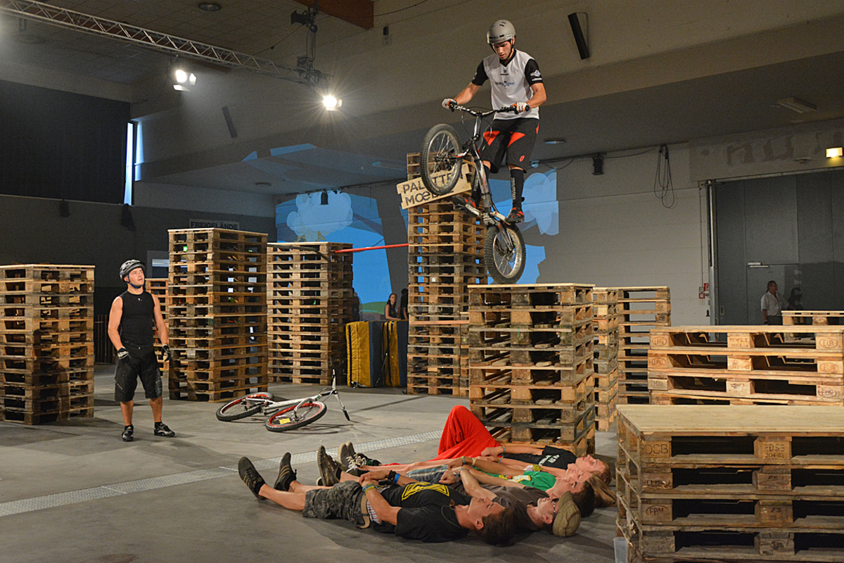 Manche zogen sich in die Hallen des VAZ zurück und sahen sich Rad-Akrobraten aus nächster Nähe an.