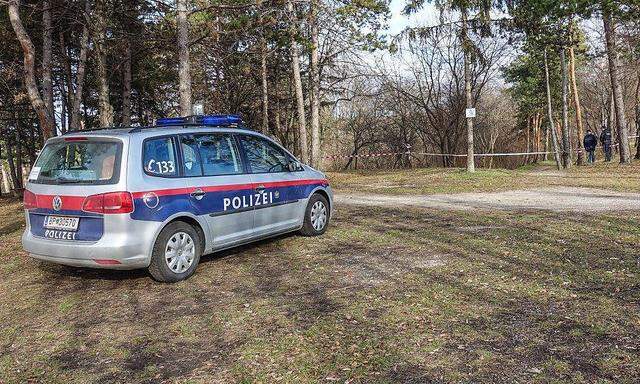 Polizei am Wochenende am Fundort der Leiche in Wiener Neustadt