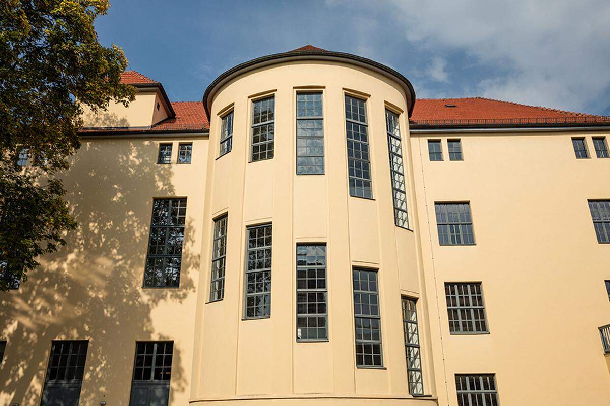 Walter Gropius gründete 1919 das Staatliche Bauhaus in Weimar und damit etwas vollkommen Neues. Die Kunstschule führte erstmals Kunst und Handwerk zusammen. Gropius verfolgt den Traum, eine neue „Baukunst“ zu erschaffen. Jeder Künstler soll ein Handwerk lernen. Bis heute werden Künstler, Designer und Architekten weltweit von den damaligen Lehren beeinflusst. &gt;&gt;&gt;Mehr erfahren&lt;&lt;&lt;  