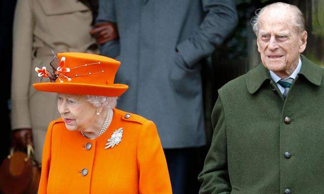 Archivbild: Die britische Königin Elizabeth II. und ihr Mann Prinz Philip beim traditionellen Kirchgang in 2017 - im ostenglischen Sandringham.