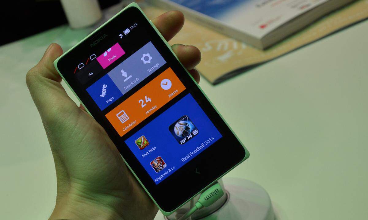 Nokia setzt in einem überraschenden Schritt bei seinen neuen Smartphones auf das Google-Betriebssystem Android. Microsoft ist gerade dabei, den Handyhersteller zu übernehmen, neue Geräte mit Windows Phone hat Nokia am Mobile World Congress trotzdem nicht vorgestellt. DiePresse.com hat sich vor Ort ein Bild von den Android-Smartphones Nokia X (Bild), X+ und XL gemacht.
