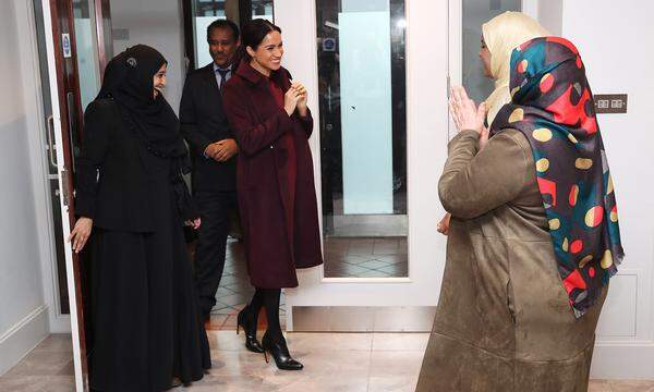 Sie schwingt wieder den Kochlöffel – standesgemäß in Designerkleidung: Herzogin Meghan stattete im November der "Hubb Community Kitchen", einer Einrichtung zur Unterstützung der Überlebenden der Brandkatastrophe im Londoner Grenfell-Hochhaus, einen erneuten Besuch ab. Vor rund zwei Monaten erschien das Charity-Kochbuch "Together: Our Community Cookbook“, an dessen Entstehung die 37-Jährige maßgeblich beteiligt war. In einem burgunderfarbenen Kleid mit Bubikragen und einem Wollmantel der Marke Club Monaco überzeugte sie sich persönlich über die Fortschritte in der Gemeinschaftsküche, die seit dem Erscheinen des Buches erreicht wurden.