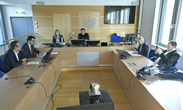 FPÖ-Chef Heinz Christian Strache, Anwalt Michael Rami (2.v.l.), Anwältin Maria Windhager (2.v.r) und Rudolf Fussi (r.)