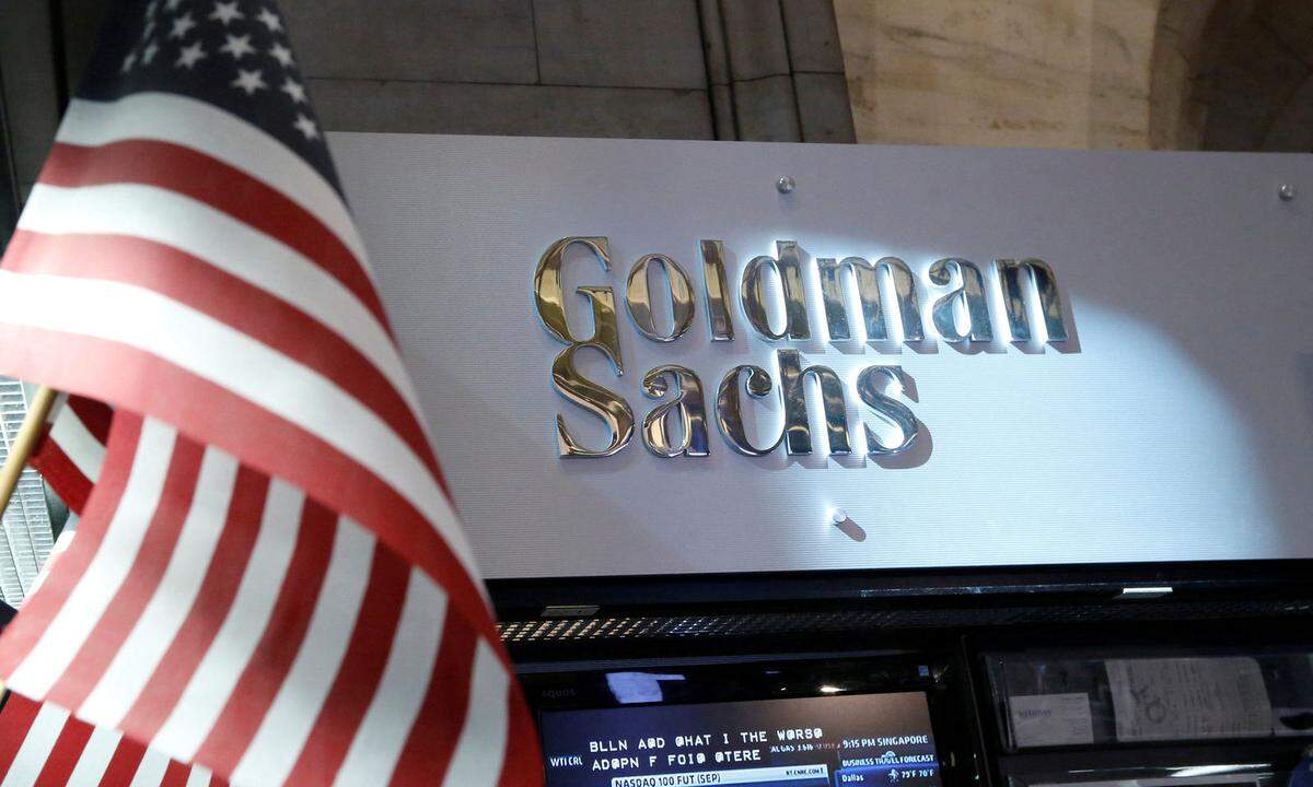 Die Wall-Street-Firma erwägt, Frankfurt zu ihrem Haupt- Drehkreuz innerhalb der EU zu machen, wie eine informierte Person erklärte. Demnach könne Goldman Sachs bis zu 1000 Mitarbeiter verlagern, darunter Händler und führende Manager. CEO Lloyd Blankfein sagte öffentlich, sein Unternehmen habe Pläne auf Eis gelegt, weitere wichtige Geschäftsbereiche in Großbritannien anzusiedeln.