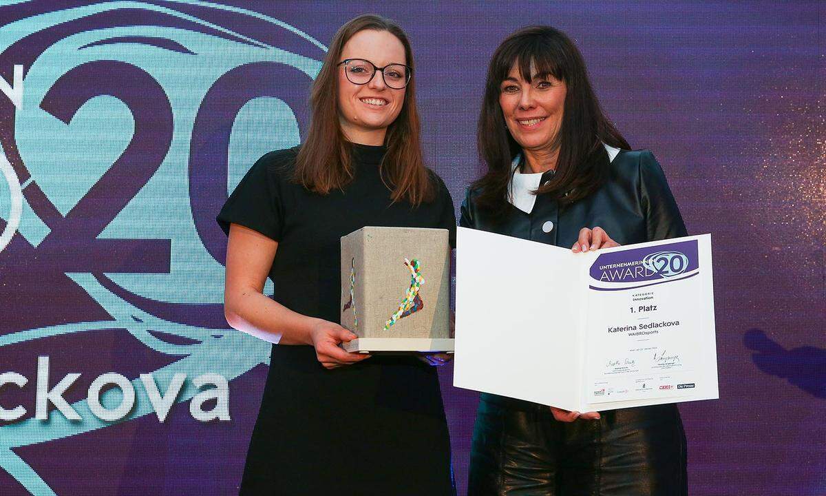 In der Kategorie Innovation überzeugte Katerina Sedlackova, WAIBROsports, die Jury mit ihrem innovativen WAIBRObelt, dem Laufsport-Gurt für blinde und sehschwache Menschen. Den Award erhielt sie von Schultz (v. l.).