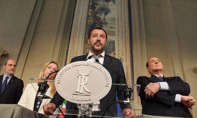 Lega-Chef Salvini (Mitte) will am Bündnis mit Berlusconi (re.) festhalten. 