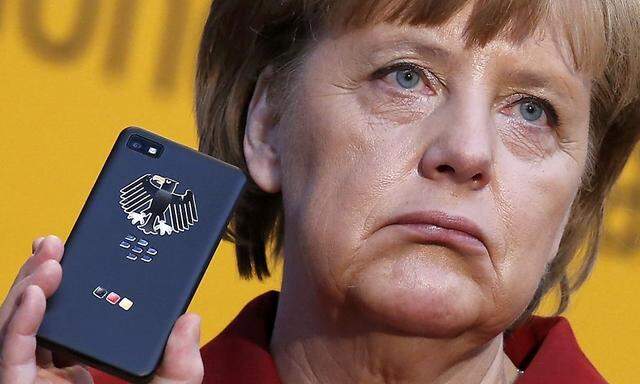 Deutschlands Kanzlerin Angela Merkel mit ihrem angeblich abhörsicheren Blackberry