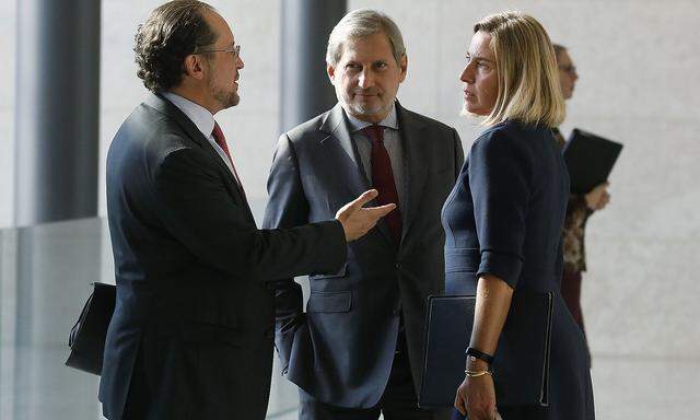 Außenminister Schallenberg im Gespräch mit Nachbarschafts-Kommissar Johannes Hahn und der EU-Außenbeauftragten Federica Mogherini.