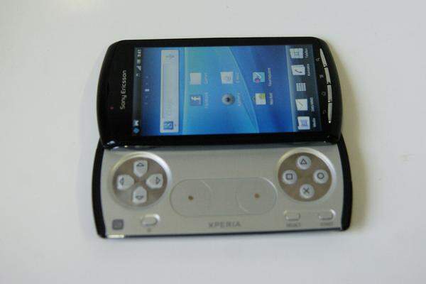 Neben seinem Charakter als mobile Spielkonsole, ist das Xperia Play auch ein vollständiges Android-Handy mit der aktuellen Betriebssystem-Version 2.3. Sony Ericsson hat darauf verzichtet, mit ausgefahrenem Gamepad einen Querformat-Modus für den Homescreen anzubieten. Das hat zum Beispiel dann einen Nachteil, wenn man mit ausgefahrenem Gamepad zwischen Android- und Playstation-Spielen wechseln will und dazu das Menü oder den Homescreen öffnen muss.