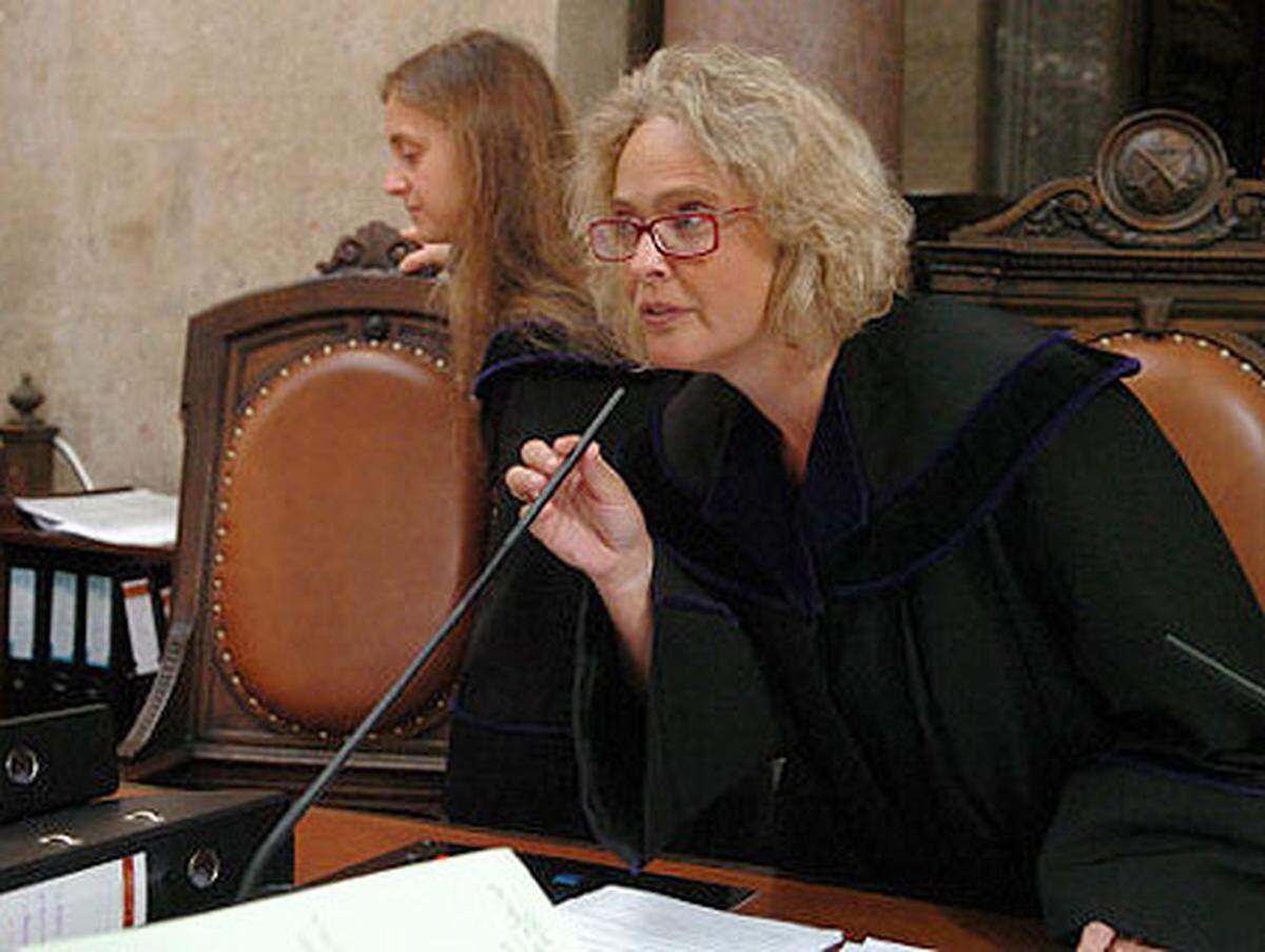 Richterin Claudia Bandion-Ortner fasst die Widersprüche der Einvernahmen zusammen.