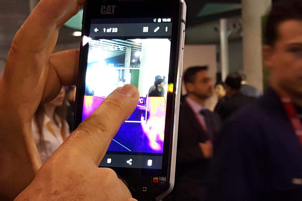 Gemeinsam mit Flir-Systems hat man eine Kamera entwickelt, die in ein Smartphone passt. Das Unternehmen selbst hat bereits Aufsätze für das iPhone 5 und 5S auf den Markt gebracht. Kostenpunkt: Über 300 Euro.