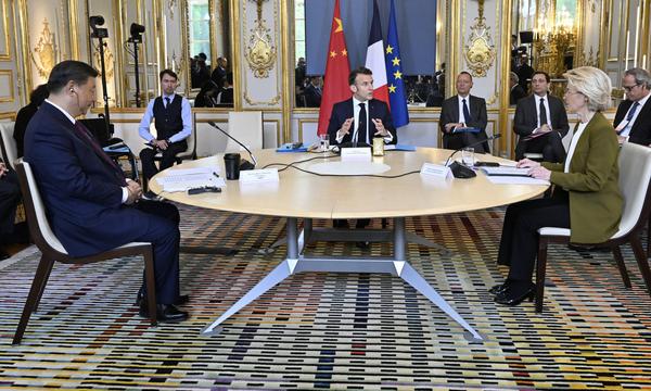 Am runden Tisch: Präsident Emmanuel Maron (Mitte) empfängt Chinas Staats- und Parteichef Xi Jinping und Kommissionspräsidentin Ursula von der Leyen.