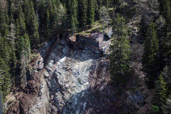 Nach Schätzungen der Landesgeologen haben sich bis zu 35.000 Kubikmeter Geröll und Erdreich in Bewegung gesetzt.