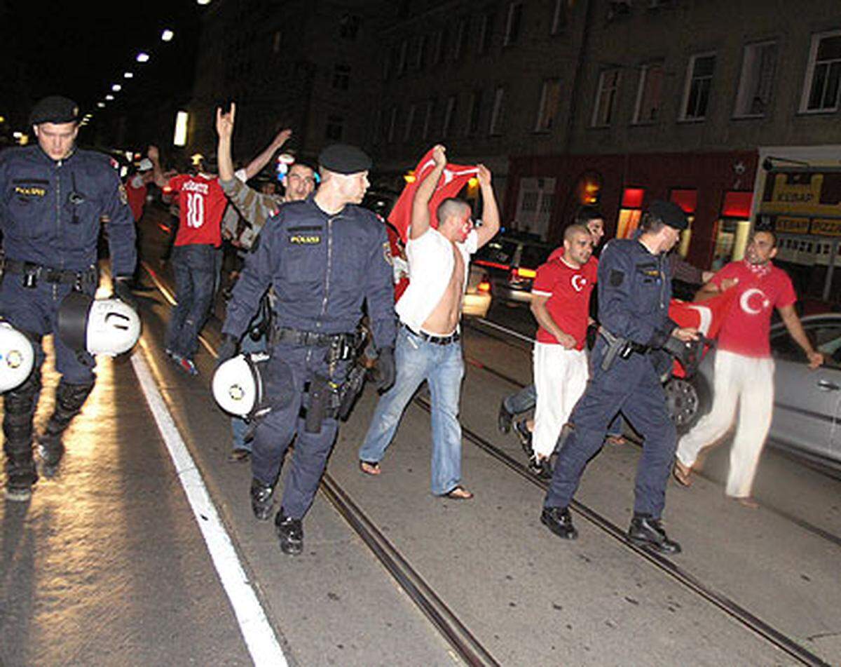 Der Siegeszug der Türken wurde von der Polizei zwar nicht unterbunden, aber mit Argusaugen begleitet.