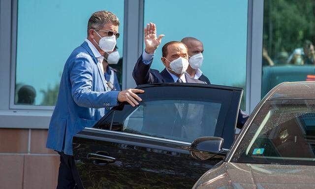 Milan, Silvio Berlusconi s dismissal from the San Raffaele hospital following hospitalization for positivity to Covid E