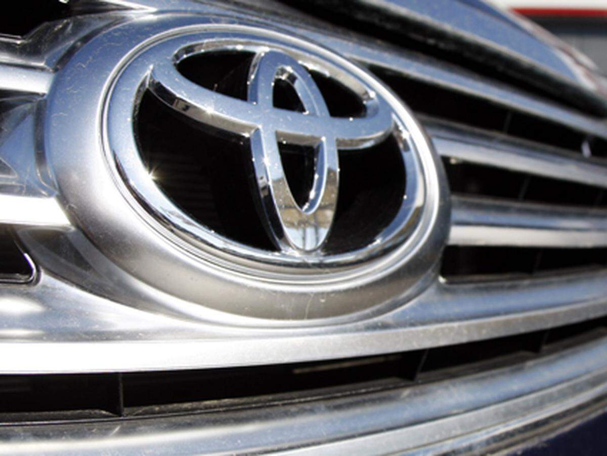 13,24 Milliarden Euro verdiente Toyota im Jahr 2008. Aber Vorsicht: Der japanische Autokonzern hat sein Geschäftsjahr immer von März bis März, daher weicht das jüngst publizierte Ergebnis von diesem Betrag ab. Toyota schrieb nämlich sogar einen  Verlust von 3,5 Mrd. Euro.
