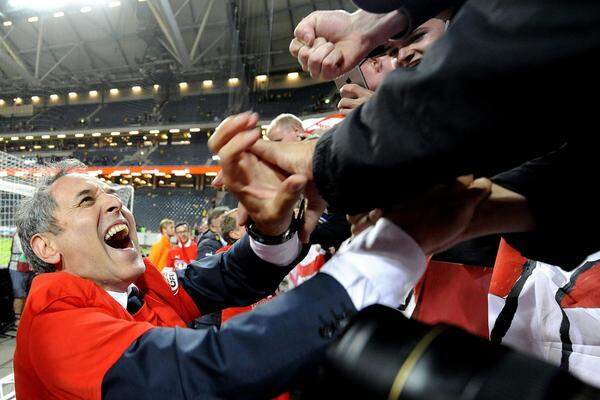 ...selbst der sonst eher gefasst wirkende Teamchef Marcel Koller zeigte große Emotionen. "Ein Wahnsinn! Wir freuen uns, dass wir dem österreichischen Fußball, dem österreichischen Fan etwas zurückgeben können", sagte der Schweizer...