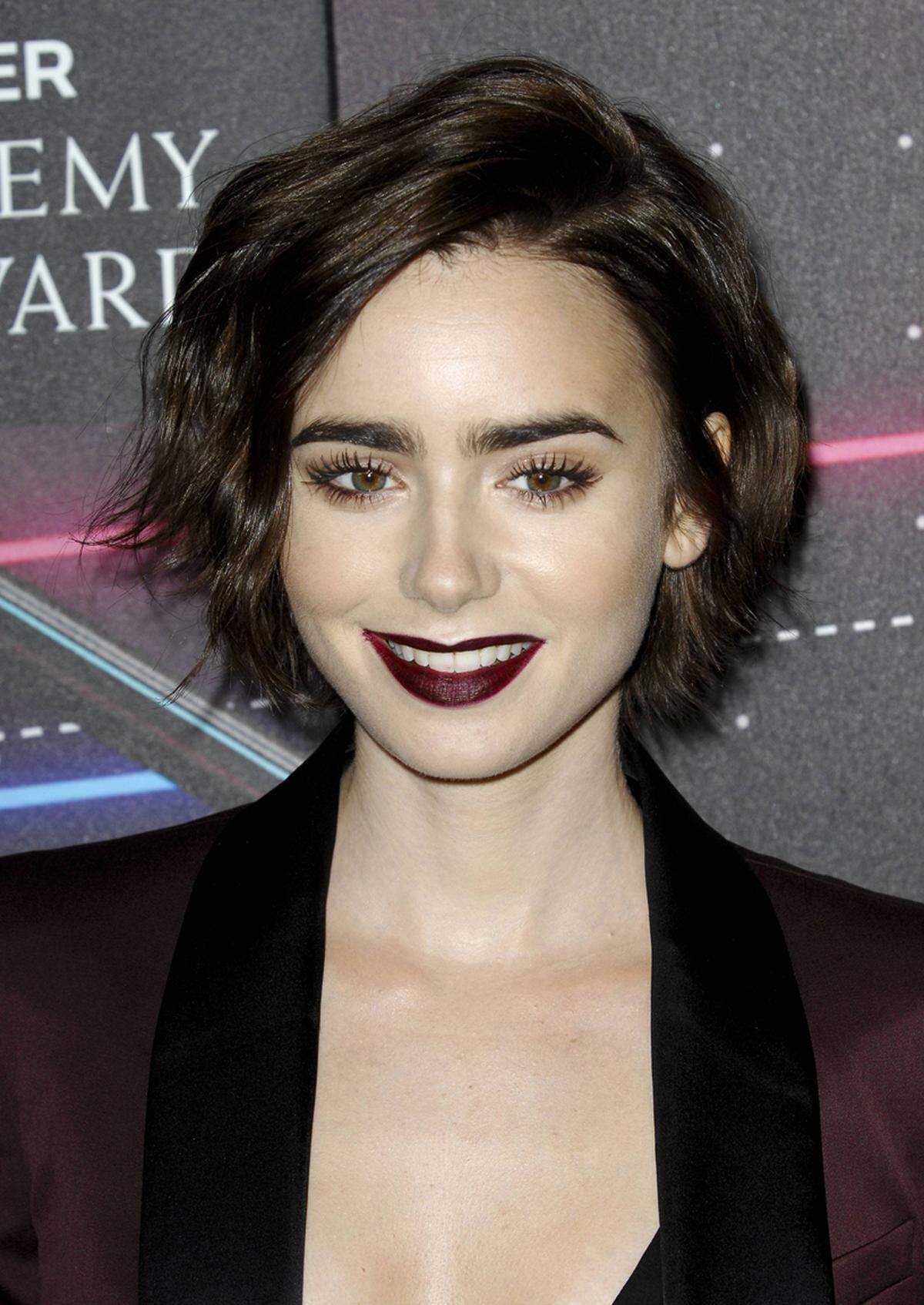 Lily Collins hat alles richtig gemacht. Das Augen-Make-up sollte bei sehr dunklen Lippen eher dezent ausfallen.