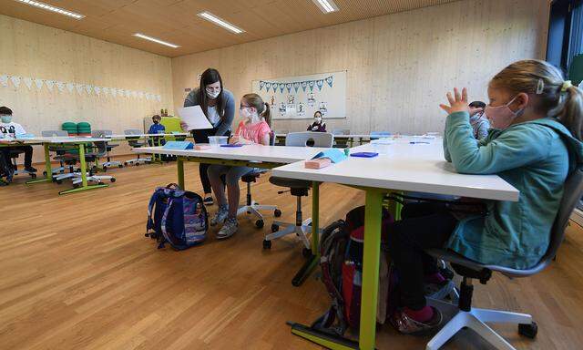 Die Schüler sitzen wieder in den Bankreihen – mit Abstand zueinander und Maske im Gesicht. Hier ein Blick in eine Volksschule in Brunn am Gebirge.