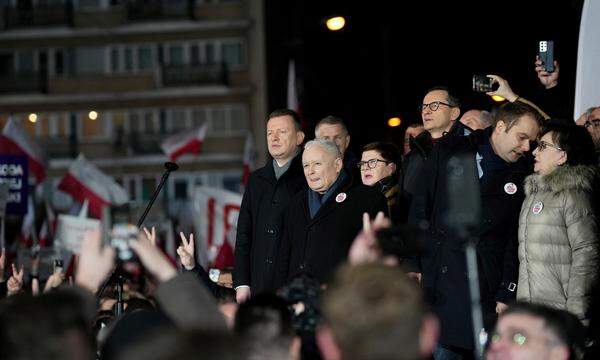 Tausende Menschen versammelten sich in Warschau, um ihre Solidarität mit der abgewählten Regierung zu demonstrieren. Im Bild: PiS-Chef Kaczynski, Ex-Premier Morawiecki und Ex-Verteidigungsminister Blaszczak.