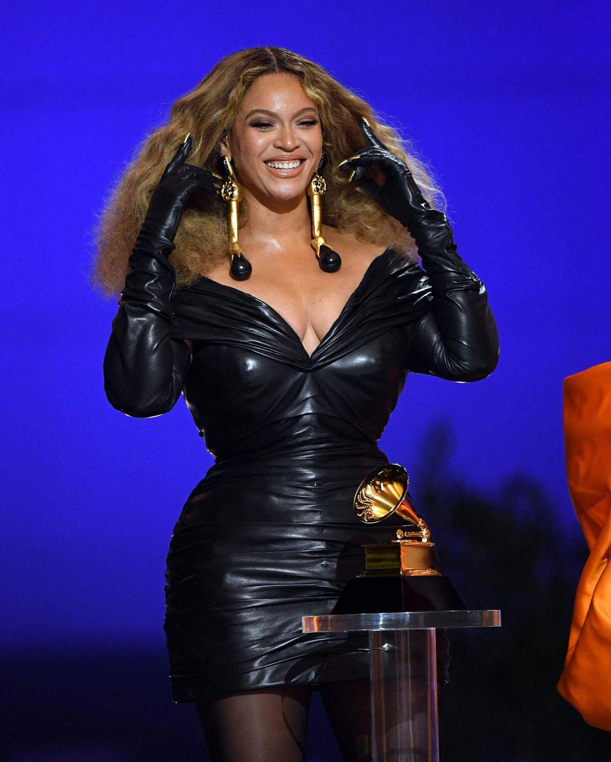 Beyoncé schrieb in einem schwarzen Kleid von Schiaparelli Musikgeschichte. Sie erhielt ihren 28. Award und ist jetzt die Musikerin mit den meisten Grammys überhaupt.  