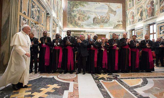 Der Papst bekommt nicht nur Applaus von seinen Bischöfen und Kardinälen.