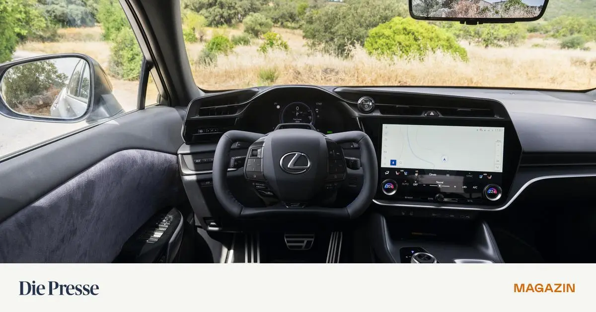 Lexus-RZ-Wer-sagt-dass-ein-Autolenker-rund-sein-muss-premium-